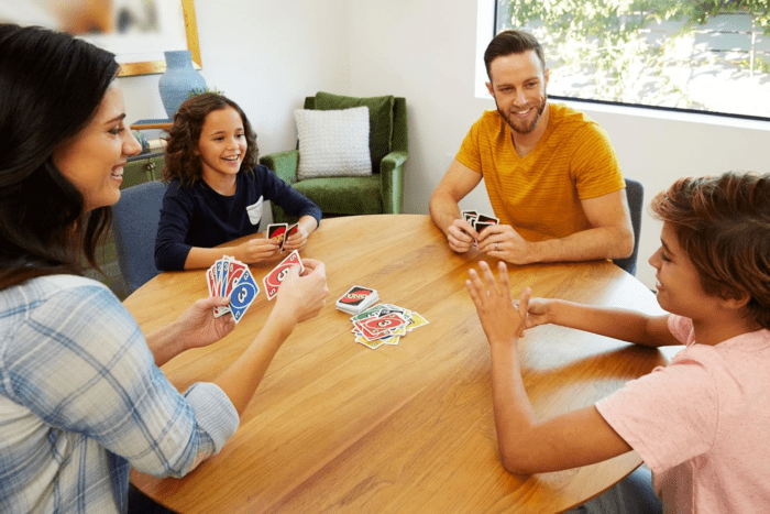 UNO Card Game for Family Night, Travel Game & Gift for Kids in a Collectible Storage Tin for 2-10 Players (Amazon Exclusive) - Image 2